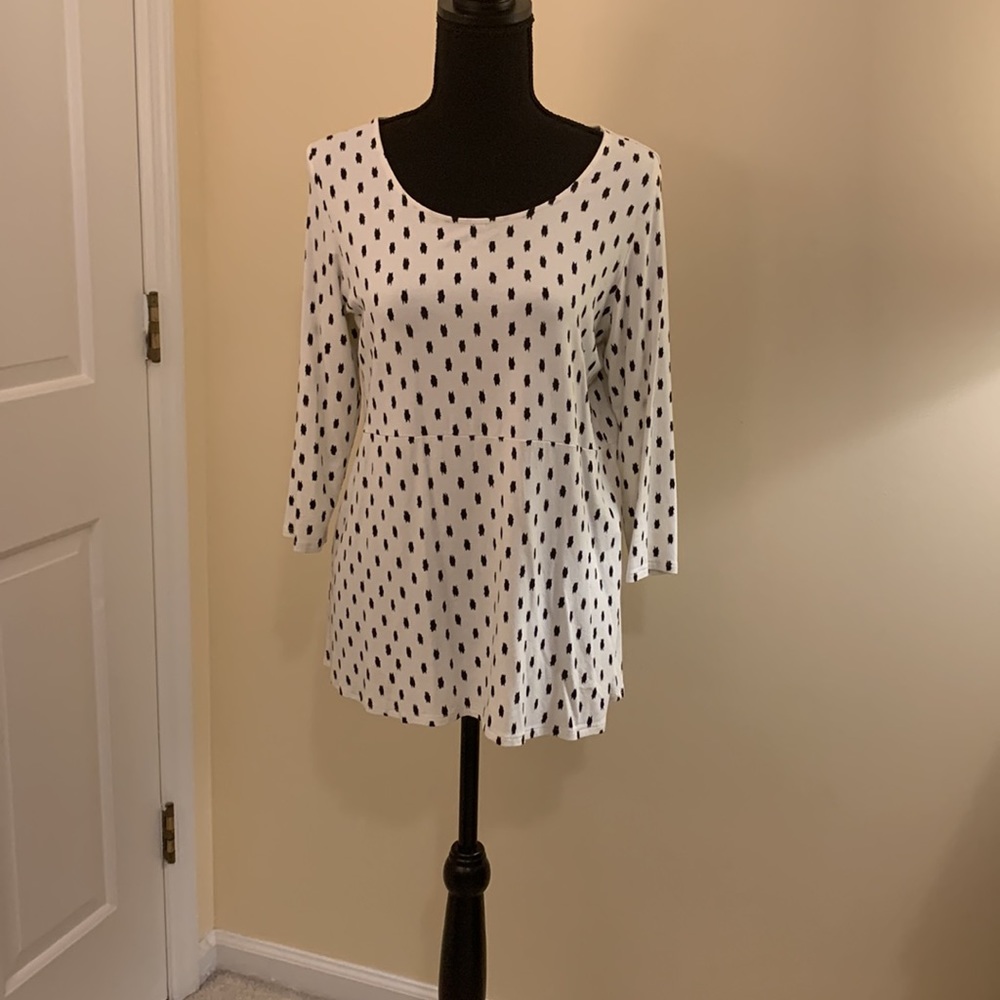 JJill wearever white and black top